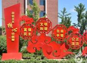 這所學(xué)校的景色真美！（立軍）