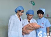 這個小天使太著急，竟然搶先誕生在醫(yī)院的停車場里（立軍）