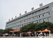 這所學(xué)校的迎新工作受到學(xué)生和家長一致好評！（芳辰 立軍）