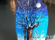 今冬的雪來得太晚，她先畫了一幅，請您欣賞?。ǘ》綀A）