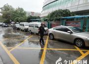 狂風(fēng)暴雨中，總有人在默默為您守候