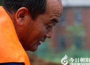 守護(hù)鄉(xiāng)村環(huán)境，安平人在風(fēng)雨中作業(yè)