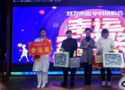 圍觀！這么多人歡聚一堂，笑聲頻出，快來(lái)看看怎么回事兒？（李蔚藍(lán)）