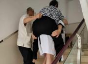 大娘，請您到我肩上來……