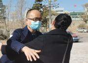 太暖心啦！撫順孫女士給了他一個大大的擁抱！