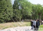 服務(wù)生態(tài)建設(shè) 打造秀美山川——朝陽工校園林專家進(jìn)景區(qū)解難題（于萌萌）