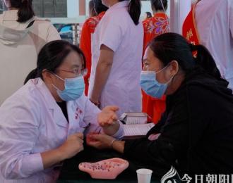 朝陽市中醫(yī)院“中醫(yī)藥文化夜市”點(diǎn)亮群眾夜生活