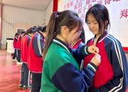 燃！殘奧冠軍盧冬助力朝陽博睿學(xué)校新團(tuán)員，團(tuán)徽見證青春的雙向奔赴