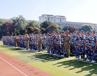 青春淬鋒芒 逐夢(mèng)啟新程——朝陽(yáng)市財(cái)經(jīng)學(xué)校2025級(jí)學(xué)生軍訓(xùn)閉營(yíng)儀式暨會(huì)操表演側(cè)記